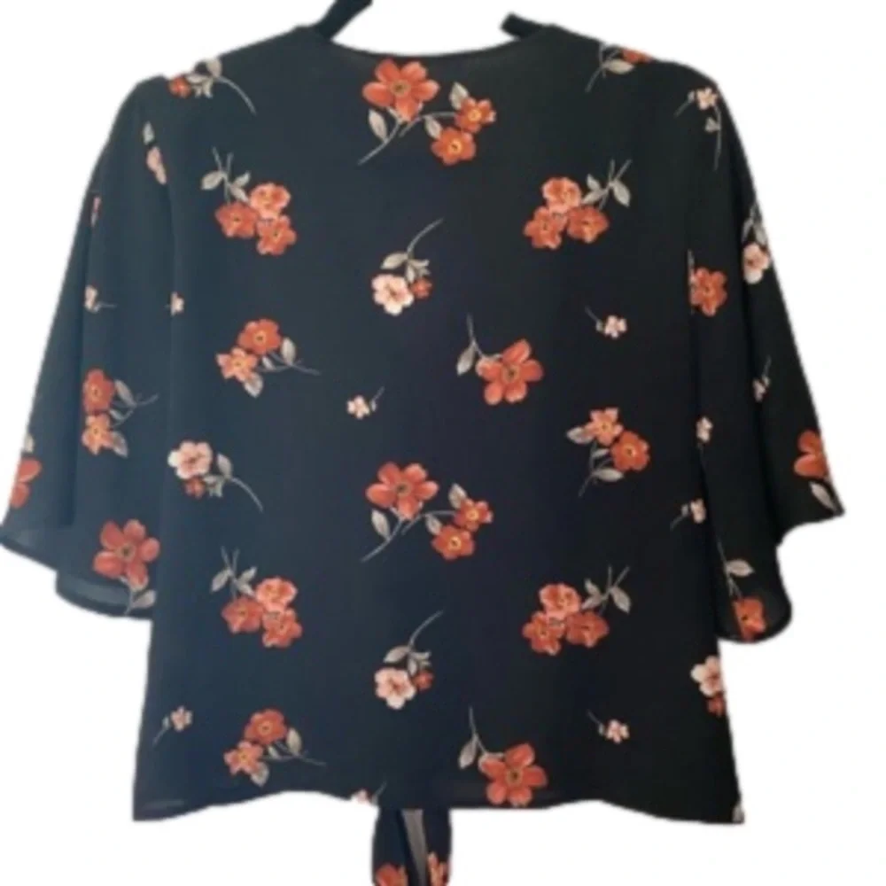Brand new never worn! Tie front, cap sleeve shirt. Lush, size small - Picture 3 of 4